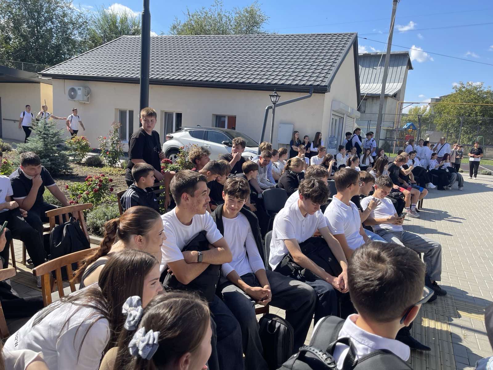 Grup de elevi pe scena